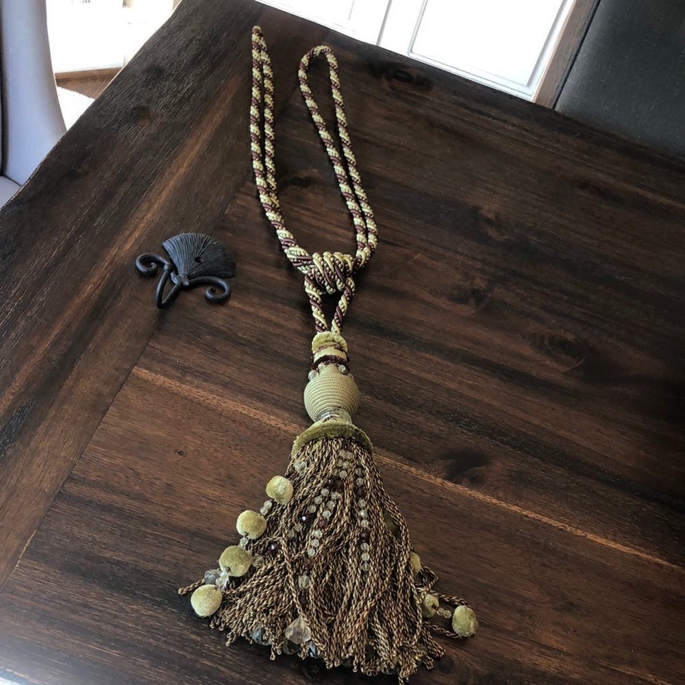 Bath set including beautiful tassel tie back